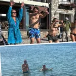 Yurdun büyük bölümünde kar teyakkuzu sürerken orada denize girdiler