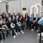 7'den 70'e aynı ritmi tutan eller, müziğin birleştirici gücünde huzur buluyor