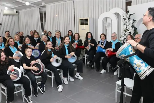 7'den 70'e aynı ritmi tutan eller, müziğin birleştirici gücünde huzur buluyor