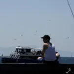 Sıcak havadan bunalan İstanbullular sahillere akın etti