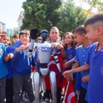 Türkiye'nin nüfusa kayıtlı ilk insansı robotu öğrencileri sıralarda karşıladı