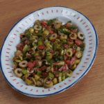 Yeşil zeytin salatası tarifi (Videolu)