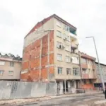 7 katlı bina çatlaklar sebebiyle tahliye edildi