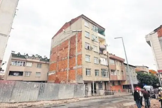 7 katlı bina çatlaklar sebebiyle tahliye edildi
