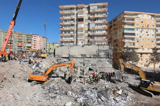 77 kişiye mezar olan binayla ilgili 3 belediye çalışanına dava