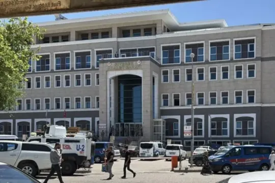 8 yaşındaki çocuğa ütüyle işkence iddiası: Üvey anne ve 2 kişi tutuklandı