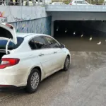 Adana’da sağanak hayatı felç etti: Alt geçitte mahsur kalan aile kurtarıldı
