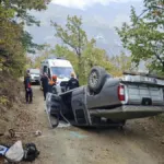Artvin'de devrilen kamyonetteki 2 kişi yaralandı