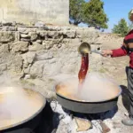 Astım, bronşit ve kansızlık için faydalıymış. Kazanda kaynatılarak üretiliyor