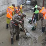 Ayazağa’da sel seferberliği: Jandarma ekipleri ev ve iş yerlerini temizledi