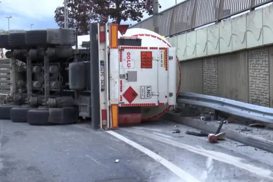 Bakırköy'de LNG tankeri devrildi! Yol trafiğe kapatıldı