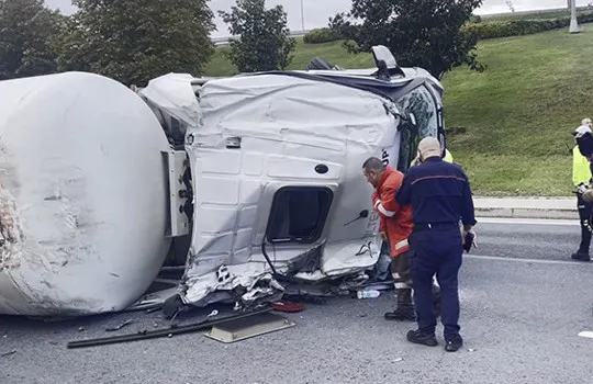 Bakırköy'de tanker devrildi: 1 kişi yaralandı, yol trafiğe kapatıldı