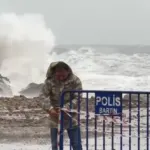 Bartın’da fırtına ve sağanak alarmı! Dalgalar 14 metreye ulaştı, 15 saatte 27 ihbar geldi