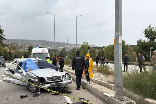 Burdur'da bariyere çarpan otomobil devrildi: 1 can kaybı, 4 yaralı