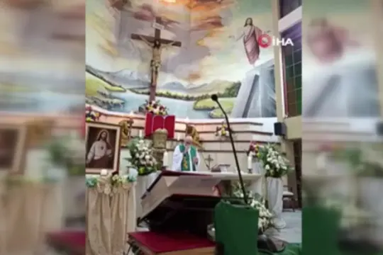 Canlı yayındaki ayin sırasında başına haç düştü: Rahip hayatını kaybetti