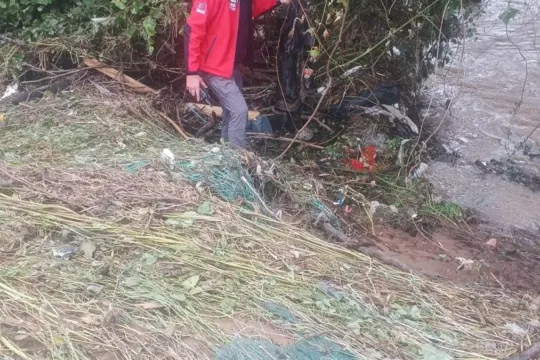Dereye düşen cipin sürücüsü kurtuldu; 1 ölü, kayıp 1 kişi aranıyor/Ek fotoğraflar