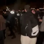 Ege Üniversitesi'nde bir grup öğrenci sahipsiz köpeklerin toplanmasına engel olmak için polise saldırdı