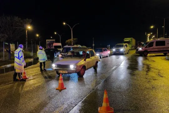 ErzincanErzurum kara yolu heyelanın ardından yeniden ulaşıma açıldı