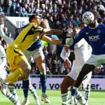 Everton-Chelsea karşılaşmasında endişelendiren sakatlık! Emiliano Martinez sahadan sedyeyle ayrıldı