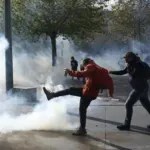 Fransa sokakları savaş alanına döndü! Arabalar ateşe verildi, 166 gözaltı