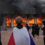Fransa yangın yeri! On binler sokakta: Protestocular belediye binasını bastı