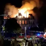 Fransa'da tarihi belediye binası protestolarda ateşe verildi