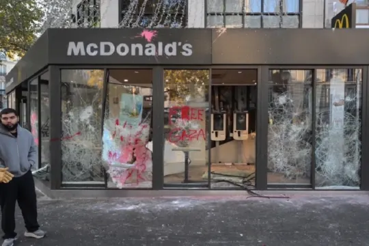 Fransa'daki eylemlerde çok sayıda dükkan yağmalandı