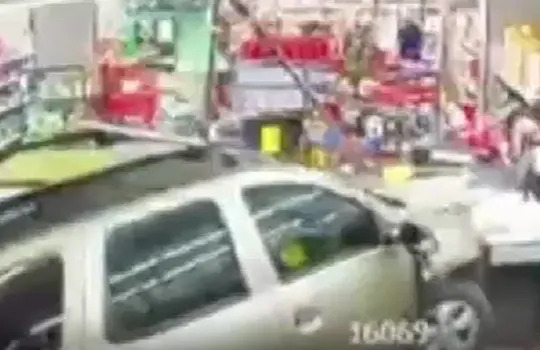 Fren yerine gaza bastı, otomobille markete daldı: O anlar kamerada