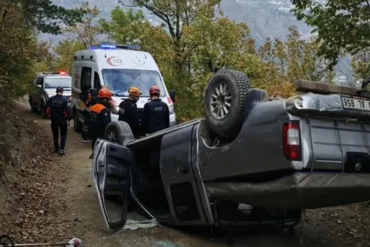Freni tutmayan kamyonet takla attı; 2 yaralı
