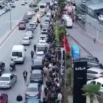 Gün ağarmadan metrelerce sıra oldu: 60 bin kişi indirim kuyruğuna girdi!