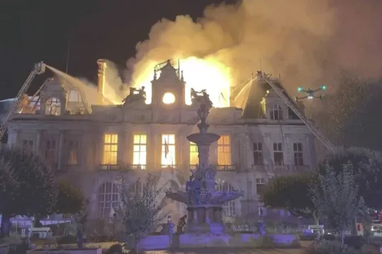 İki dünya savaşından kurtuldu, protestolarda küle döndü: 'Notre Dame felaketini yeniden yaşadık'