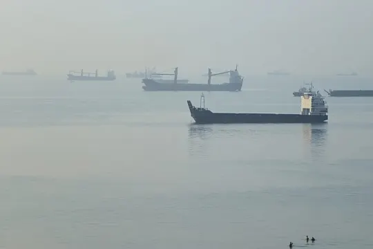 İran Devrim Muhafızları: Hürmüz Boğazı’nda mayına çarpan süpertanker alev aldı