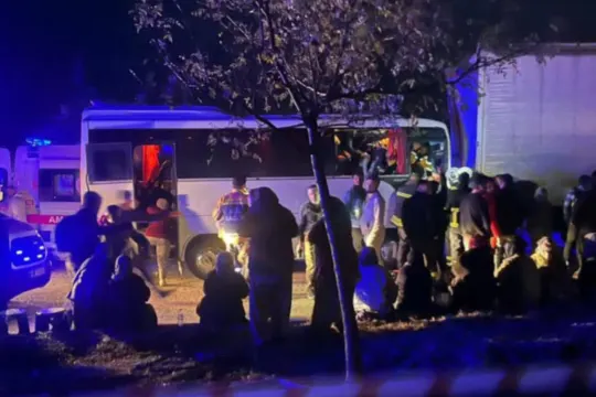 Isparta'da çekici ile minibüs çarpıştı: 17 yaralı