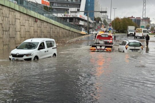 İstanbul'da sağanak hayatı olumsuz etkiledi