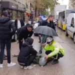 Kadın polisin insanlık dersi: Yağmurda yaralının ıslanmasına izin vermedi