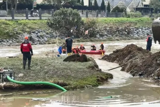 Kağıthane’de selde kaybolanları aramak için göletle dere arasına kanal açıldı