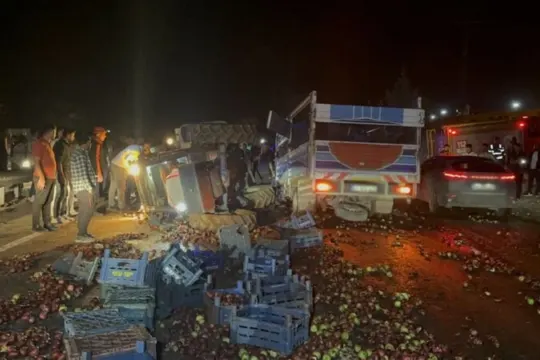 Kamyonet ile traktör çarpıştı: 1 ölü, 1 yaralı