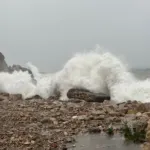 Karadeniz'de fırtına alarmı! Dalgaların boyu 6 metreyi aştı