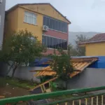 Kastamonu'da fırtına ortalığı savaş alanına çevirdi! Rüzgarın hızı 116 kilometreye ulaştı