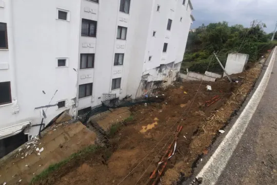 Kocaeli'de sağanak: 2 sitedeki 9 bina boşaltıldı