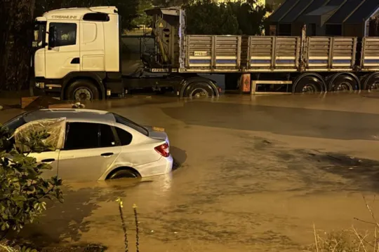 Kocaeli'de sağanak: Caddeler ve sokaklar göle döndü