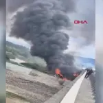 Köprüden uçan TIR alev alev yandı! Araçtan atlayan şoför, son anda kurtuldu...
