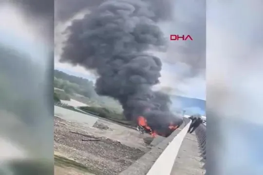 Köprüden uçan TIR alev alev yandı! Araçtan atlayan şoför, son anda kurtuldu...