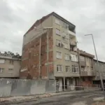Küçükçekmece'de 7 katlı bina korkuttu