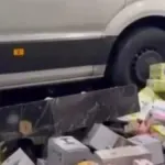 Mağazaya giren minibüsün altında kalmaktan son anda kurtuldular