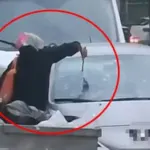 O anlar kamerada... Tartıştığı eşinin otomobiline çekiçle daldı