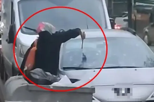 O anlar kamerada... Tartıştığı eşinin otomobiline çekiçle daldı