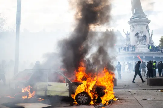 Paris'te gerilim tırmanıyor! Sokaklar savaş alanına döndü