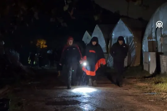 Pendik'te sel sularına kapılan otomobildeki 2 kişi kayboldu: Arama çalışmaları sürüyor