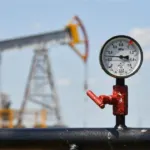 Petrol fiyatları arz artışı beklentisiyle 105,43 dolara gerilerken riskler düşüşü sınırlıyor